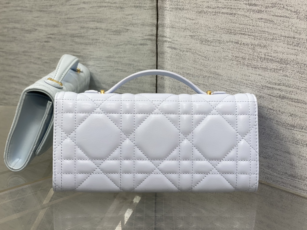 现货‼️
Miss Caro ToP Handle 手拿包~经典超大菱格皮➕CD钮扣，是不是千金感满满🤗