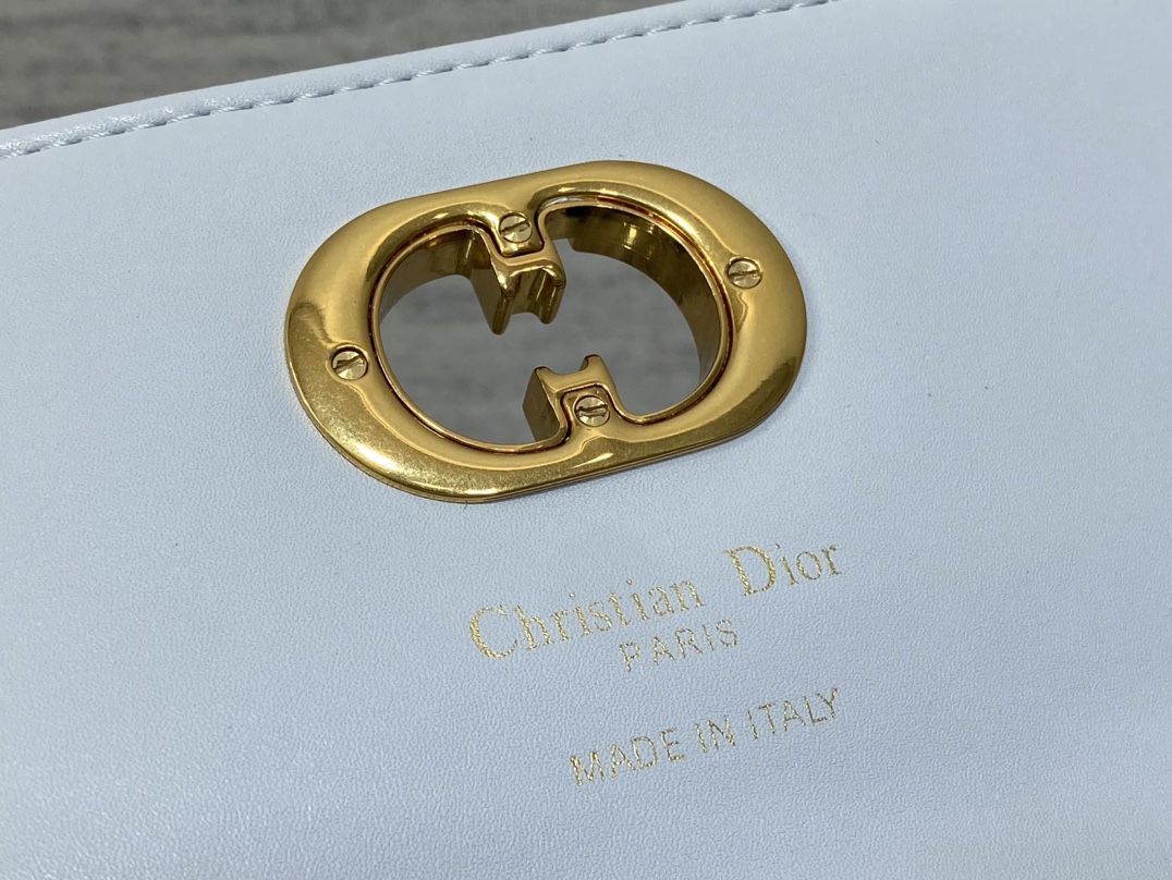 现货‼️
Miss Caro ToP Handle 手拿包~经典超大菱格皮➕CD钮扣，是不是千金感满满🤗