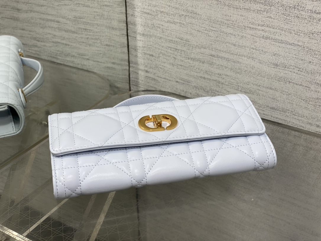 现货‼️
Miss Caro ToP Handle 手拿包~经典超大菱格皮➕CD钮扣，是不是千金感满满🤗