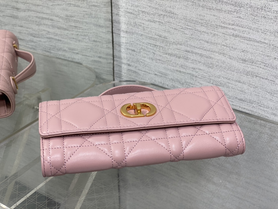 现货‼️
Miss Caro ToP Handle 手拿包~经典超大菱格皮➕CD钮扣，是不是千金感满满🤗