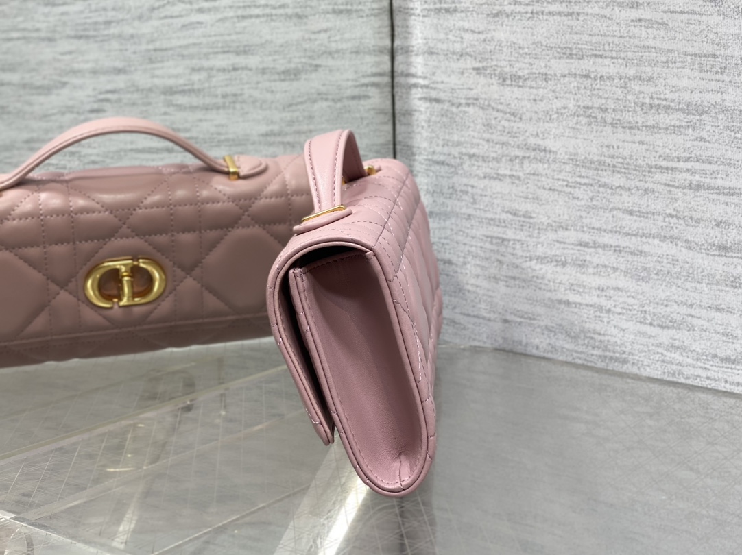 现货‼️
Miss Caro ToP Handle 手拿包~经典超大菱格皮➕CD钮扣，是不是千金感满满🤗