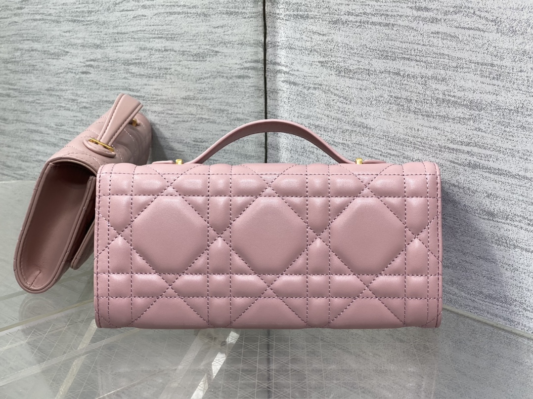 现货‼️
Miss Caro ToP Handle 手拿包~经典超大菱格皮➕CD钮扣，是不是千金感满满🤗