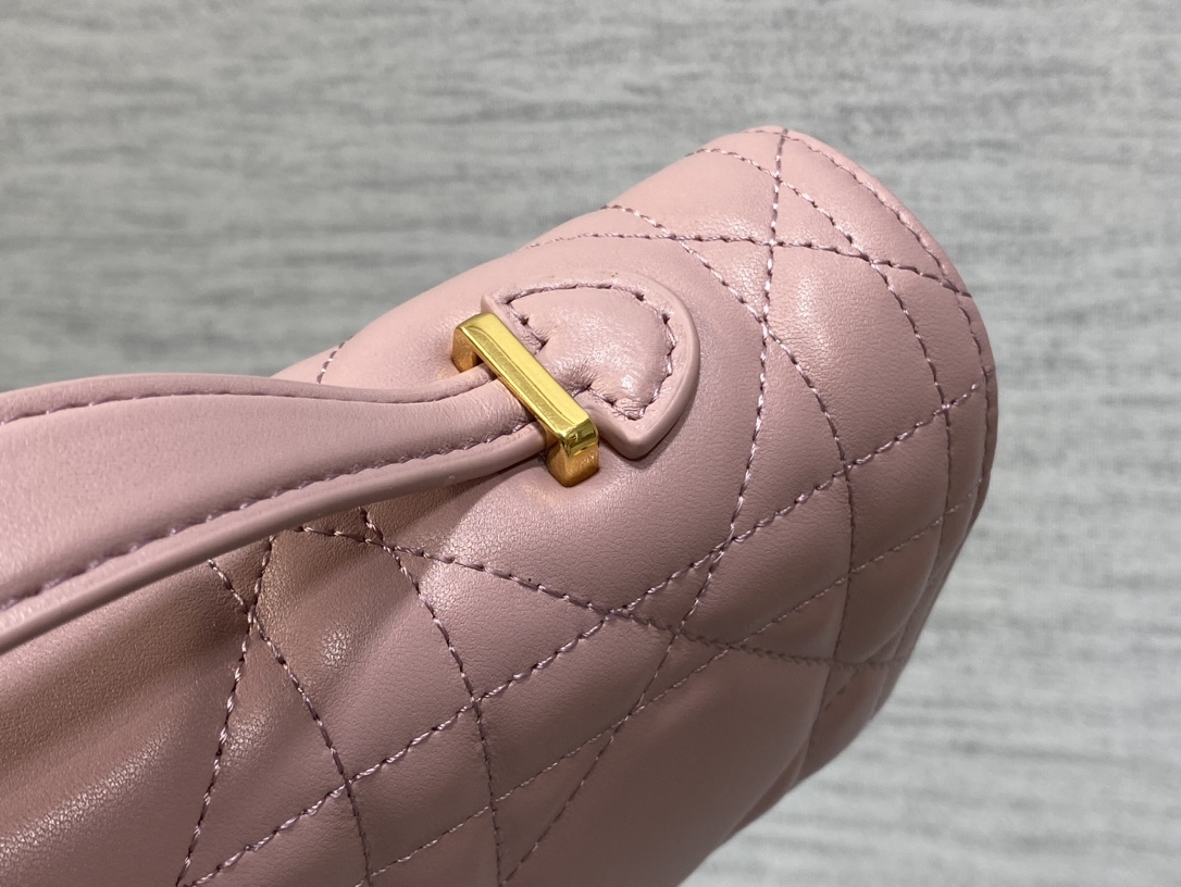 现货‼️
Miss Caro ToP Handle 手拿包~经典超大菱格皮➕CD钮扣，是不是千金感满满🤗