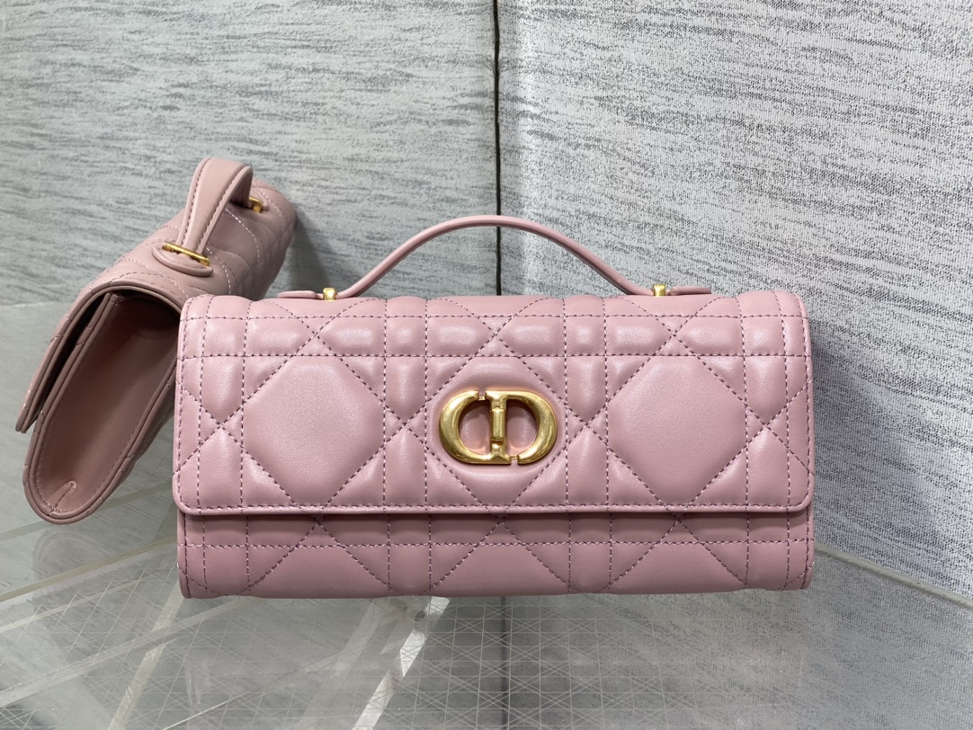 现货‼️
Miss Caro ToP Handle 手拿包~经典超大菱格皮➕CD钮扣，是不是千金感满满🤗