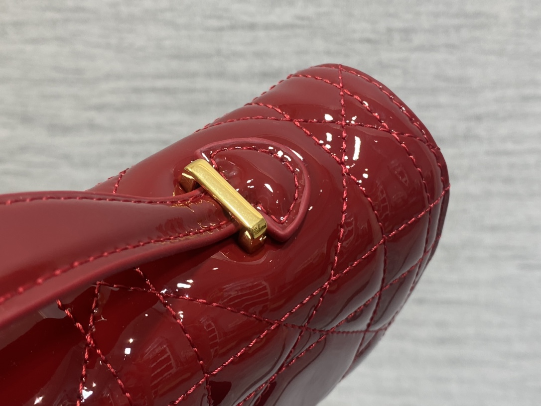 现货‼️
Miss Caro ToP Handle 手拿包~经典超大菱格皮➕CD钮扣，是不是千金感满满🤗