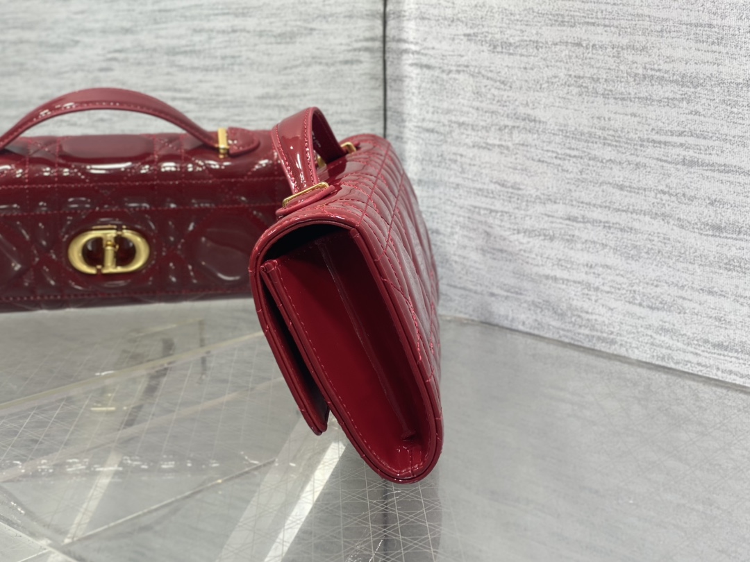 现货‼️
Miss Caro ToP Handle 手拿包~经典超大菱格皮➕CD钮扣，是不是千金感满满🤗