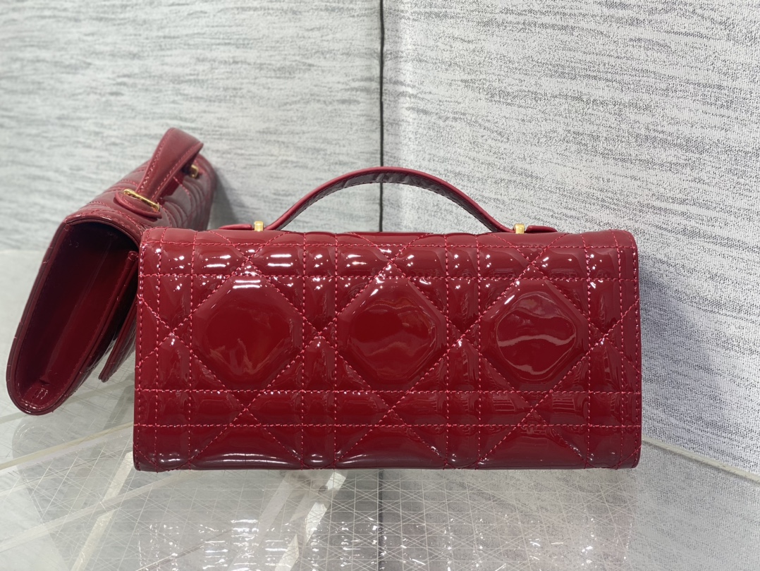 现货‼️
Miss Caro ToP Handle 手拿包~经典超大菱格皮➕CD钮扣，是不是千金感满满🤗