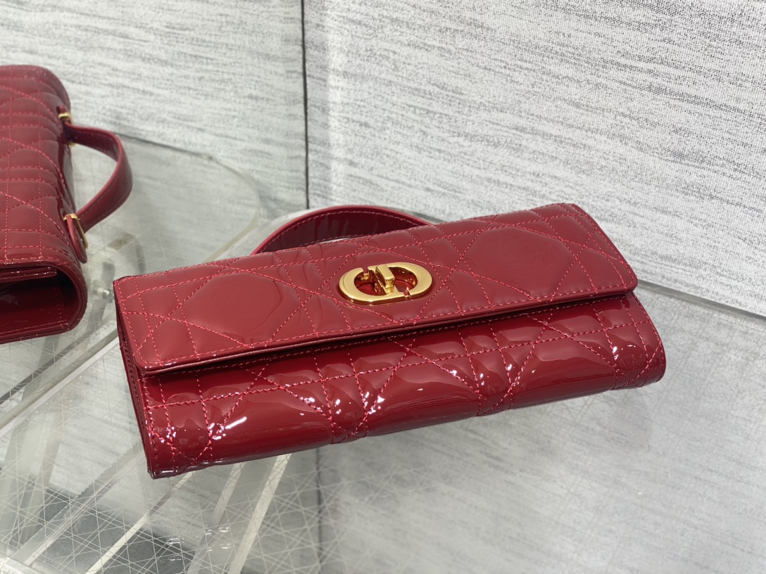 现货‼️
Miss Caro ToP Handle 手拿包~经典超大菱格皮➕CD钮扣，是不是千金感满满🤗
