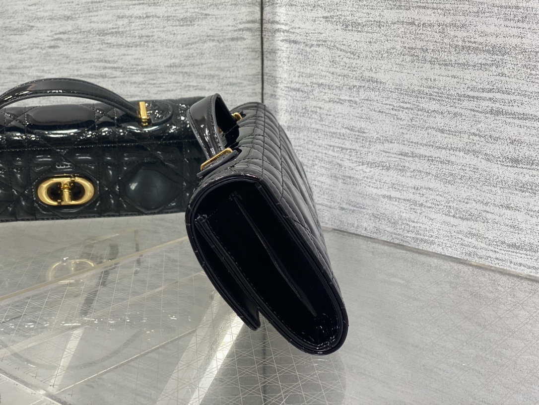现货‼️
Miss Caro ToP Handle 手拿包~经典超大菱格皮➕CD钮扣，是不是千金感满满🤗
