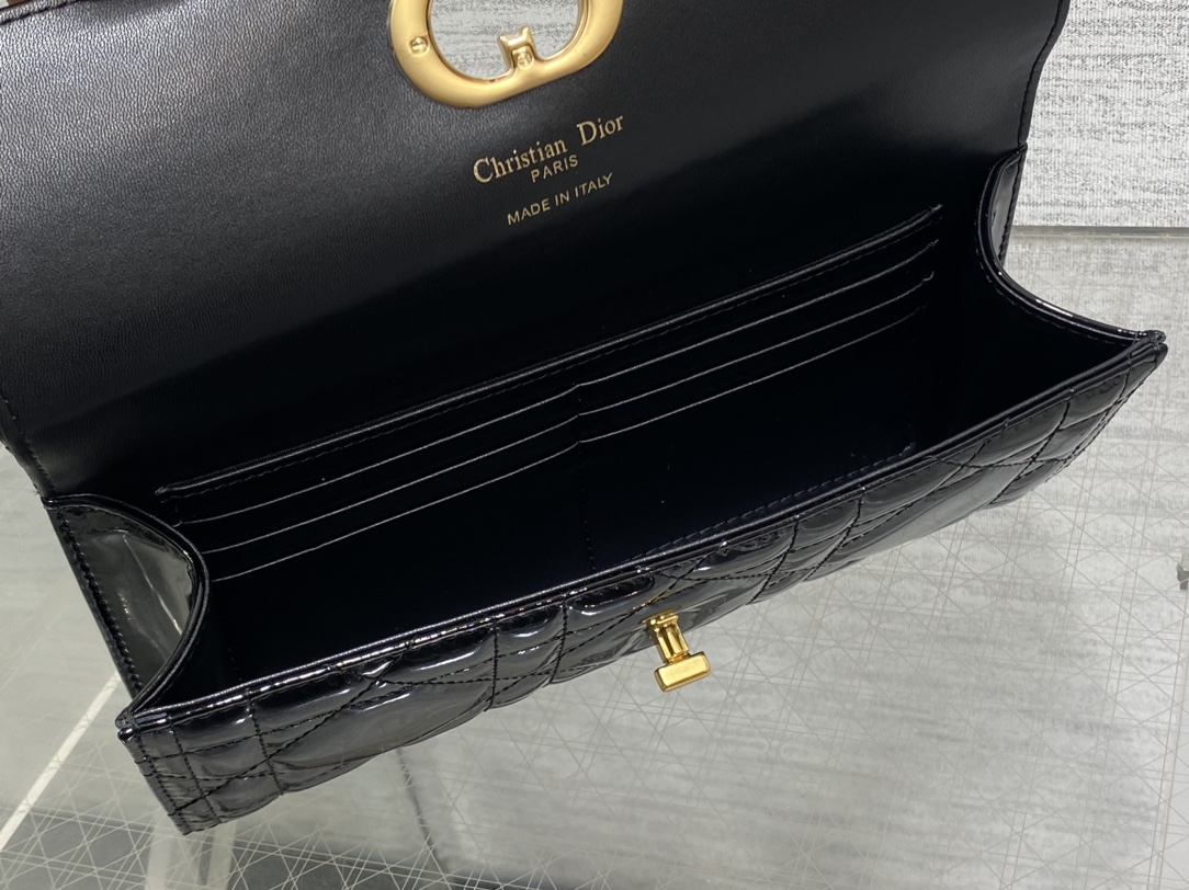 现货‼️
Miss Caro ToP Handle 手拿包~经典超大菱格皮➕CD钮扣，是不是千金感满满🤗