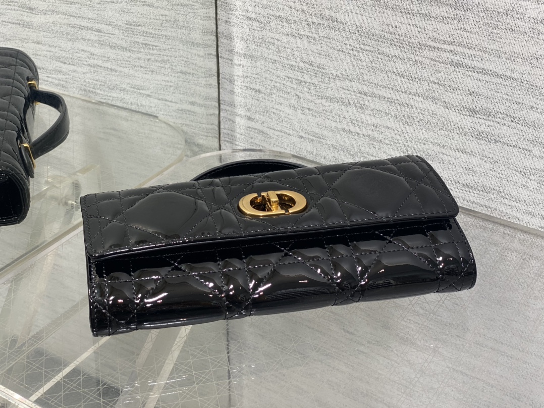 现货‼️
Miss Caro ToP Handle 手拿包~经典超大菱格皮➕CD钮扣，是不是千金感满满🤗