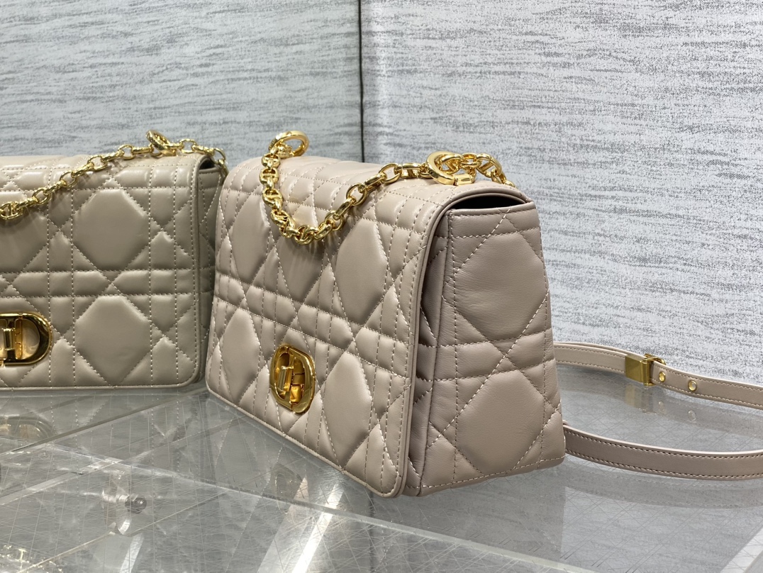 中号现货‼️
砖柜最新Caro 胖胖包，经典的菱格纹💌，高质感的金色五金，又优雅又飒，手感极好的小牛皮🐮