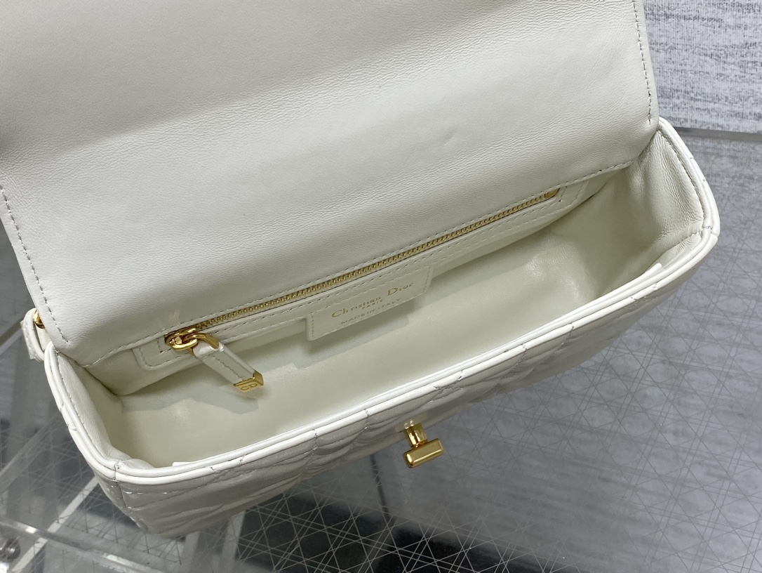 小号现货‼️
砖柜最新Caro 胖胖包，经典的菱格纹💌，高质感的金色五金，又优雅又飒，手感极好的小牛皮🐮