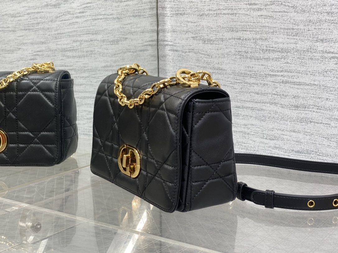 小号现货‼️
砖柜最新Caro 胖胖包，经典的菱格纹💌，高质感的金色五金，又优雅又飒，手感极好的小牛皮🐮