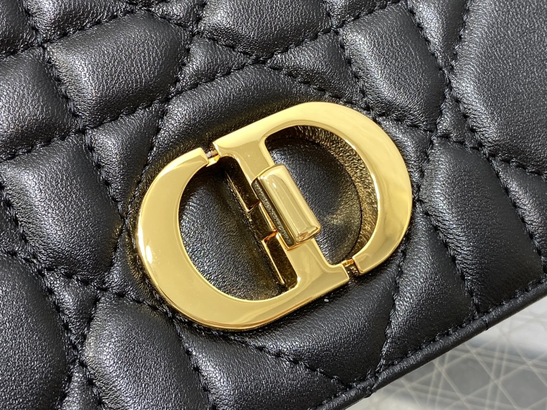 中号现货‼️
砖柜最新Caro 胖胖包，经典的菱格纹💌，高质感的金色五金，又优雅又飒，手感极好的小牛皮🐮