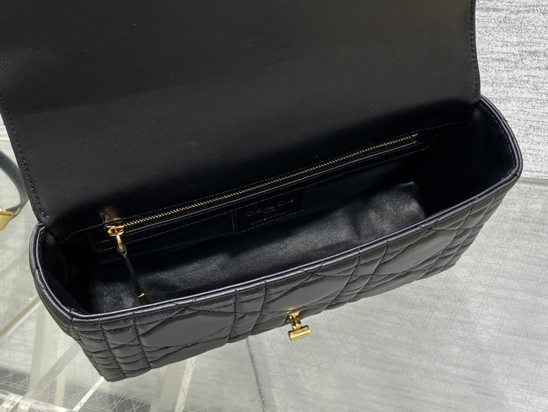 中号现货‼️
砖柜最新Caro 胖胖包，经典的菱格纹💌，高质感的金色五金，又优雅又飒，手感极好的小牛皮🐮