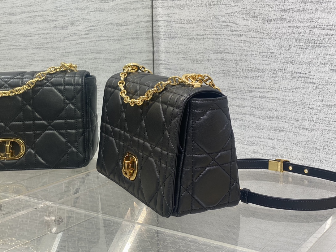 中号现货‼️
砖柜最新Caro 胖胖包，经典的菱格纹💌，高质感的金色五金，又优雅又飒，手感极好的小牛皮🐮