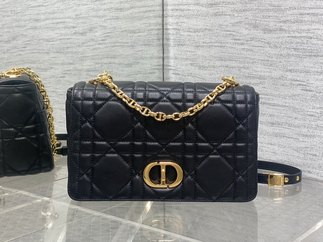 中号现货‼️
砖柜最新Caro 胖胖包，经典的菱格纹💌，高质感的金色五金，又优雅又飒，手感极好的小牛皮🐮