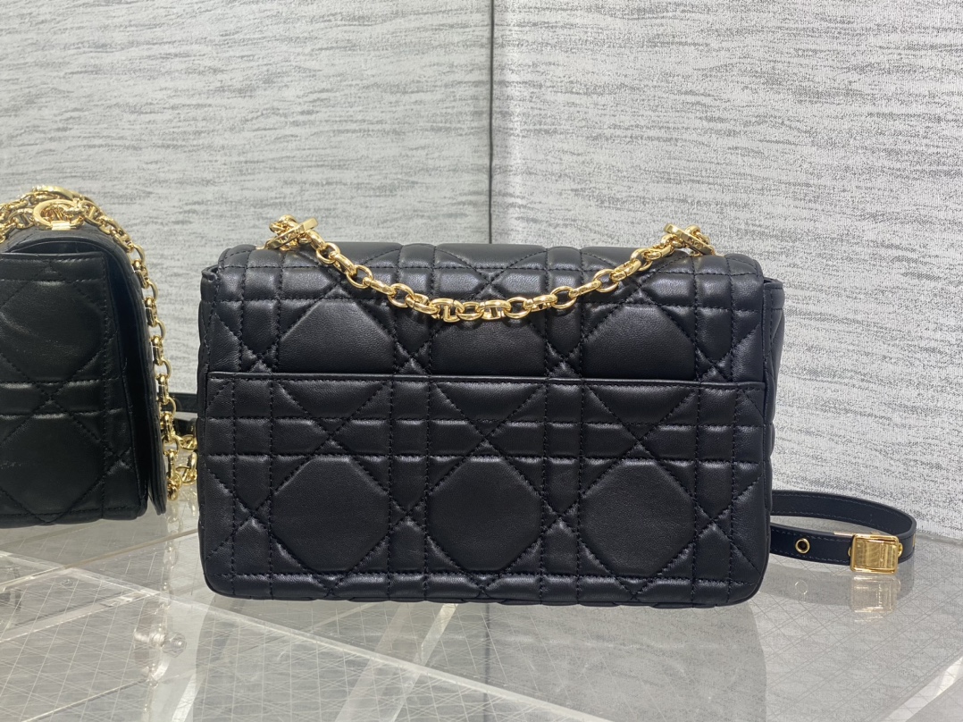 中号现货‼️
砖柜最新Caro 胖胖包，经典的菱格纹💌，高质感的金色五金，又优雅又飒，手感极好的小牛皮🐮