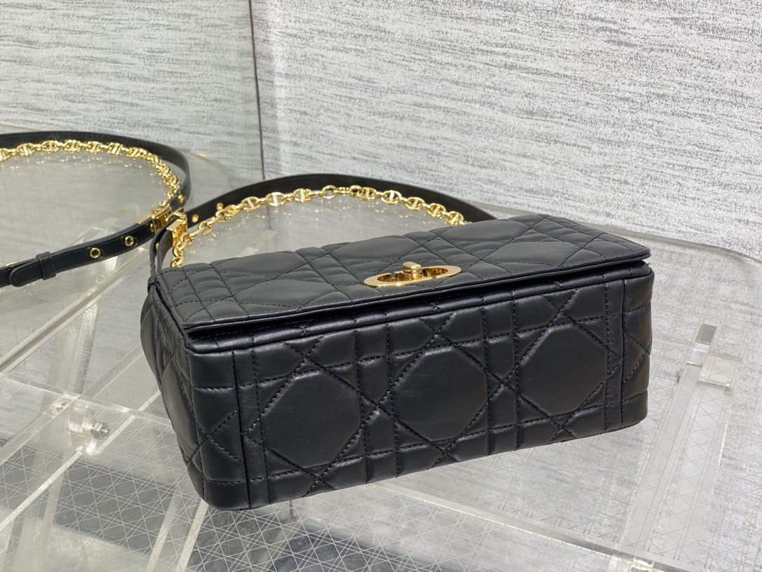 中号现货‼️
砖柜最新Caro 胖胖包，经典的菱格纹💌，高质感的金色五金，又优雅又飒，手感极好的小牛皮🐮