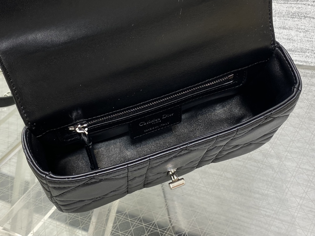 小号现货‼️
砖柜最新Caro 胖胖包，经典的菱格纹💌，高质感的金色五金，又优雅又飒，手感极好的小牛皮🐮