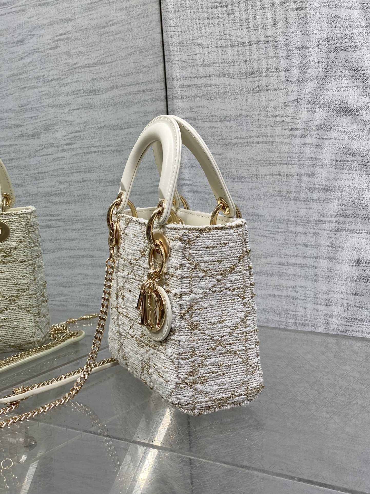 现货‼️
Lady 限量版三格粗花刺绣款，最优雅高贵的戴妃包💋，皮面上的每一根线🧵每一颗珠子都是手工制作