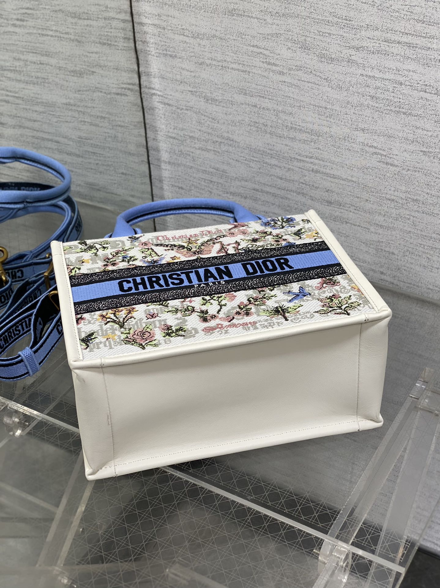 小号现货‼️
Tote最新春夏系列，被种草了这个包，可以背的托特来了，既保留了包型的简洁，又兼具了大包的