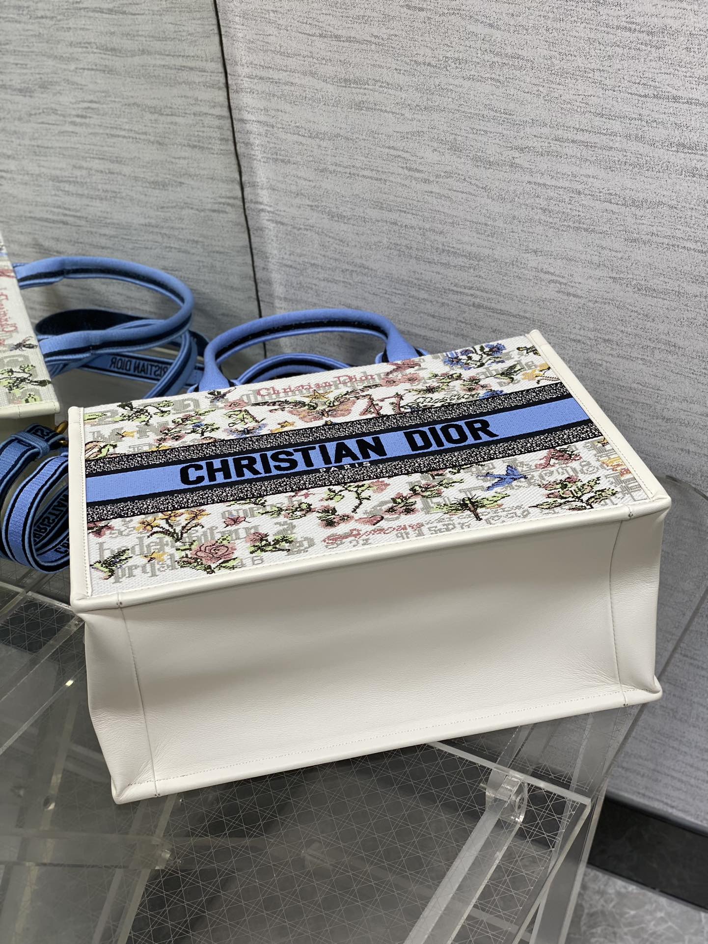 中号现货‼️
Tote最新春夏系列，被种草了这个包，可以背的托特来了，既保留了包型的简洁，又兼具了大包的