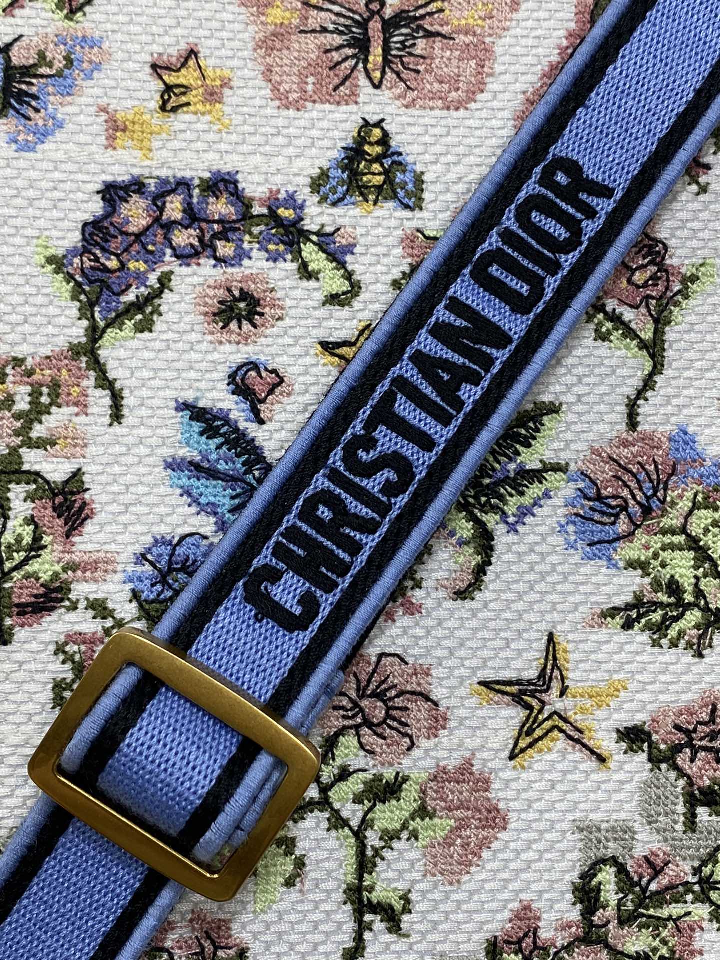 中号现货‼️
Tote最新春夏系列，被种草了这个包，可以背的托特来了，既保留了包型的简洁，又兼具了大包的