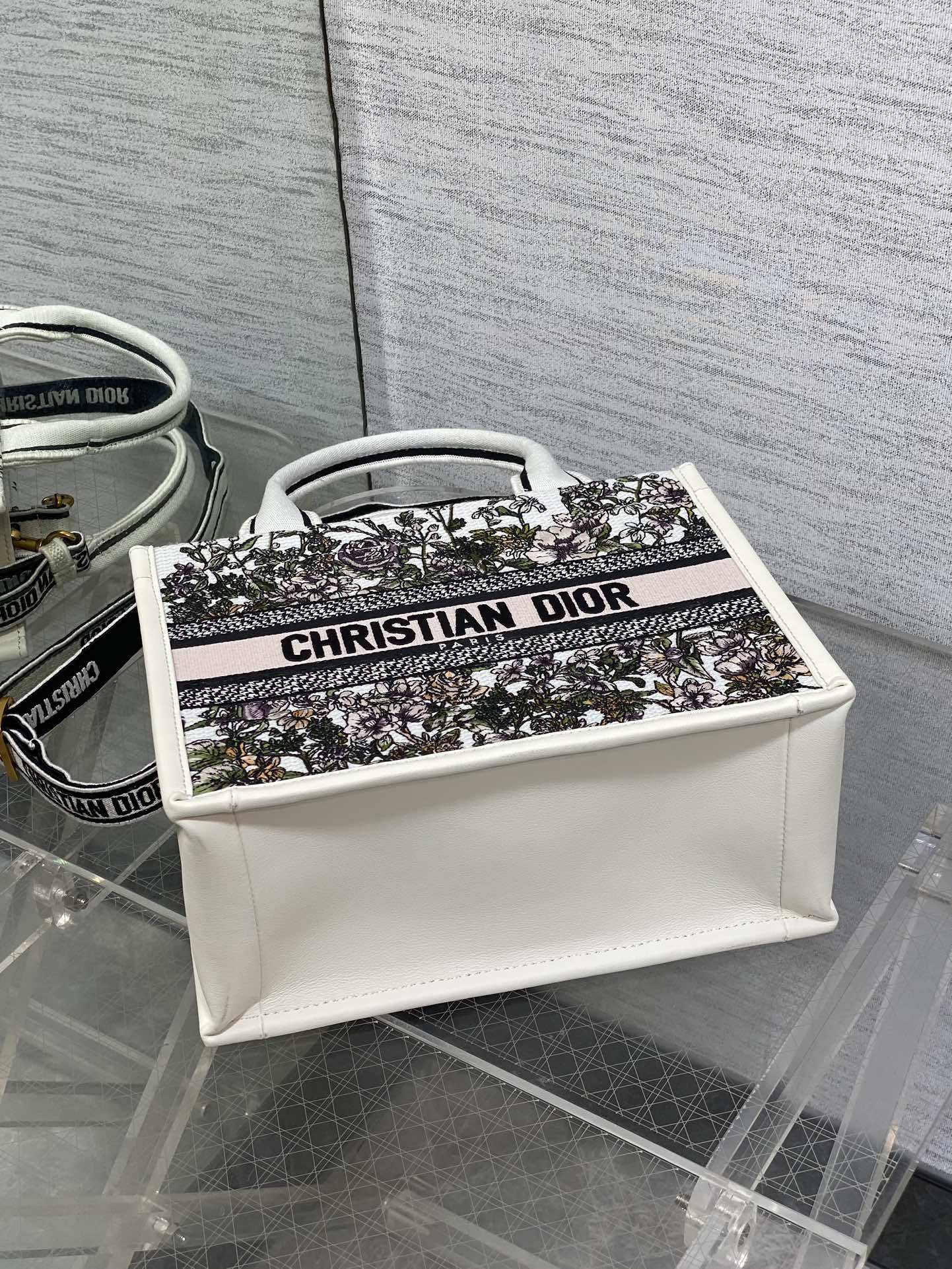 小号现货‼️
Tote最新春夏系列，被种草了这个包，可以背的托特来了，既保留了包型的简洁，又兼具了大包的