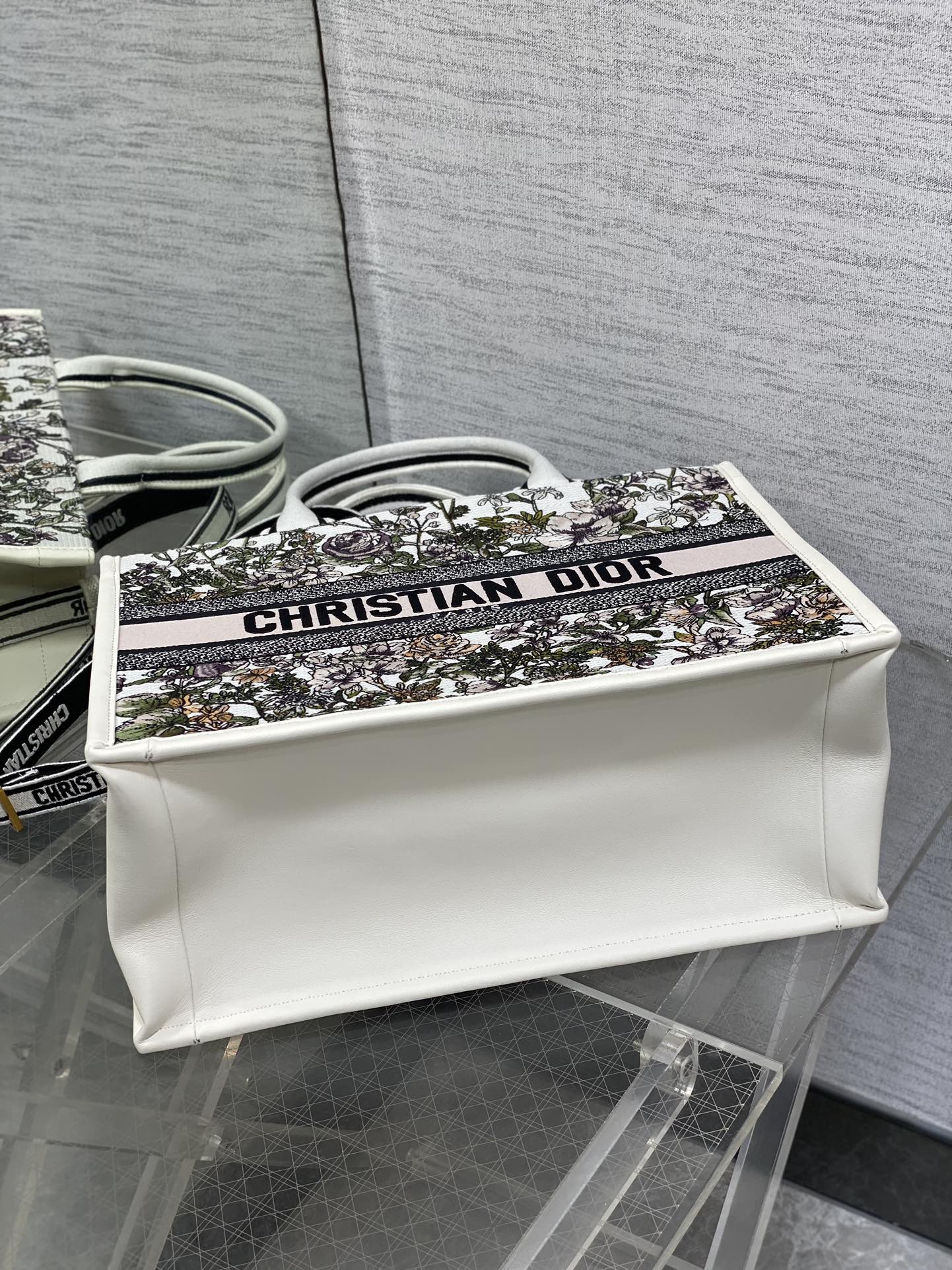 中号现货‼️
Tote最新春夏系列，被种草了这个包，可以背的托特来了，既保留了包型的简洁，又兼具了大包的