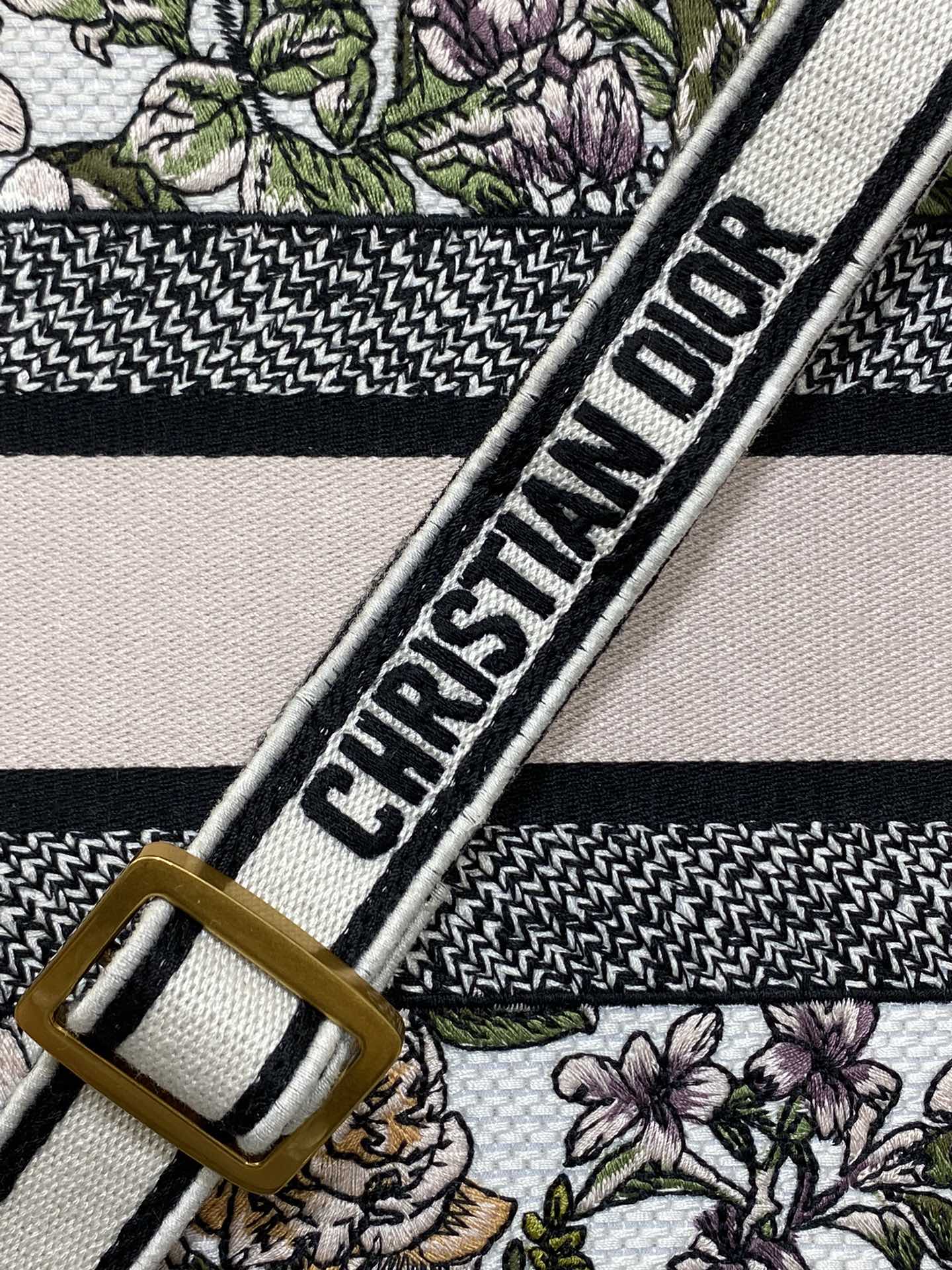 中号现货‼️
Tote最新春夏系列，被种草了这个包，可以背的托特来了，既保留了包型的简洁，又兼具了大包的