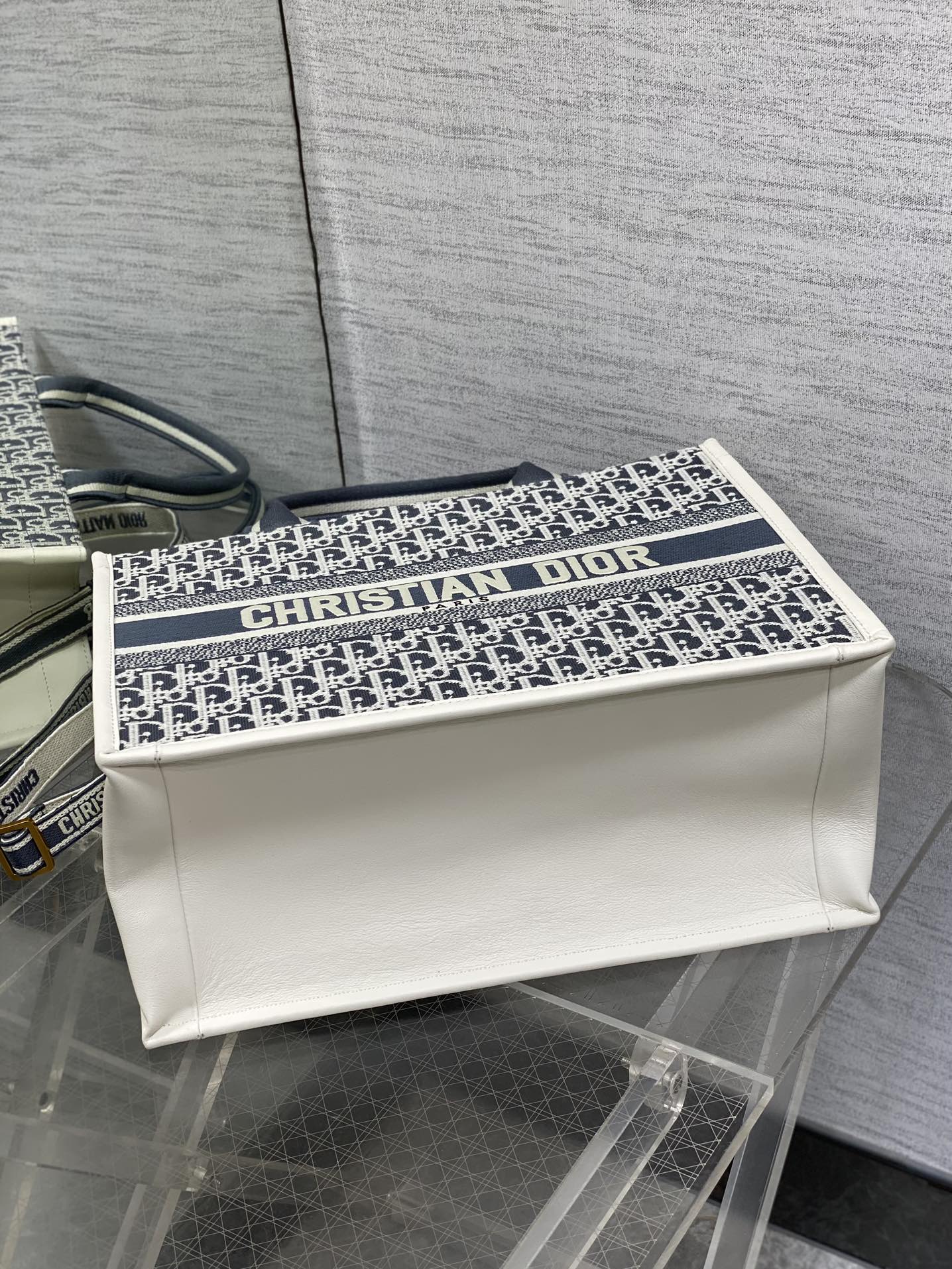 中号现货‼️
Tote最新春夏系列，被种草了这个包，可以背的托特来了，既保留了包型的简洁，又兼具了大包的