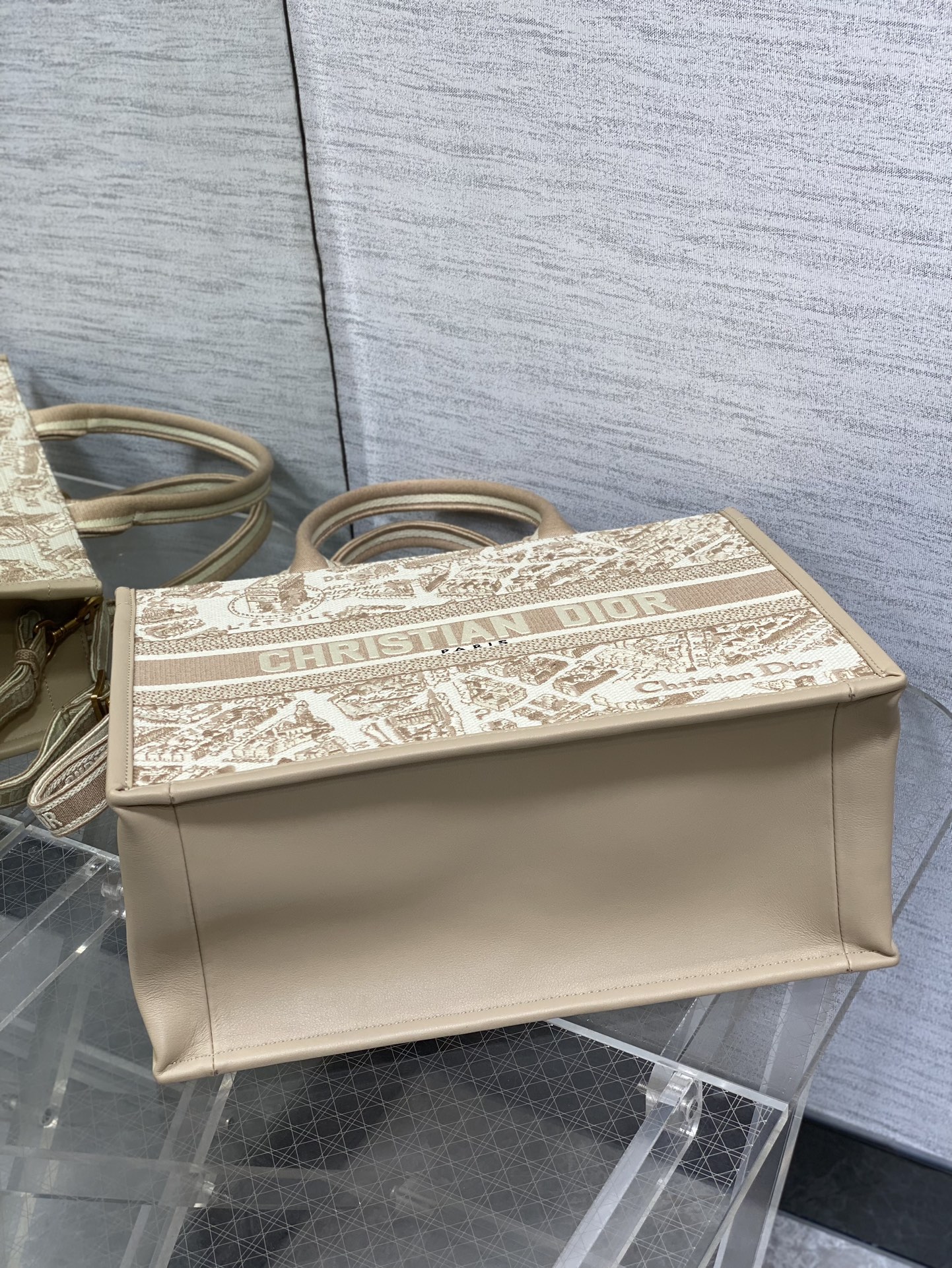 中号现货‼️
Tote最新春夏系列，被种草了这个包，可以背的托特来了，既保留了包型的简洁，又兼具了大包的