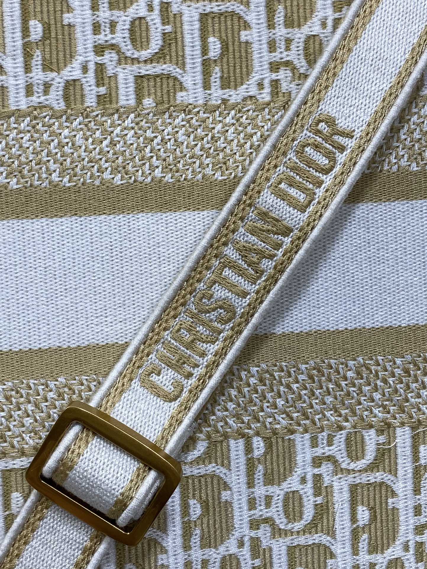 中号现货‼️
Tote最新春夏系列，被种草了这个包，可以背的托特来了，既保留了包型的简洁，又兼具了大包的