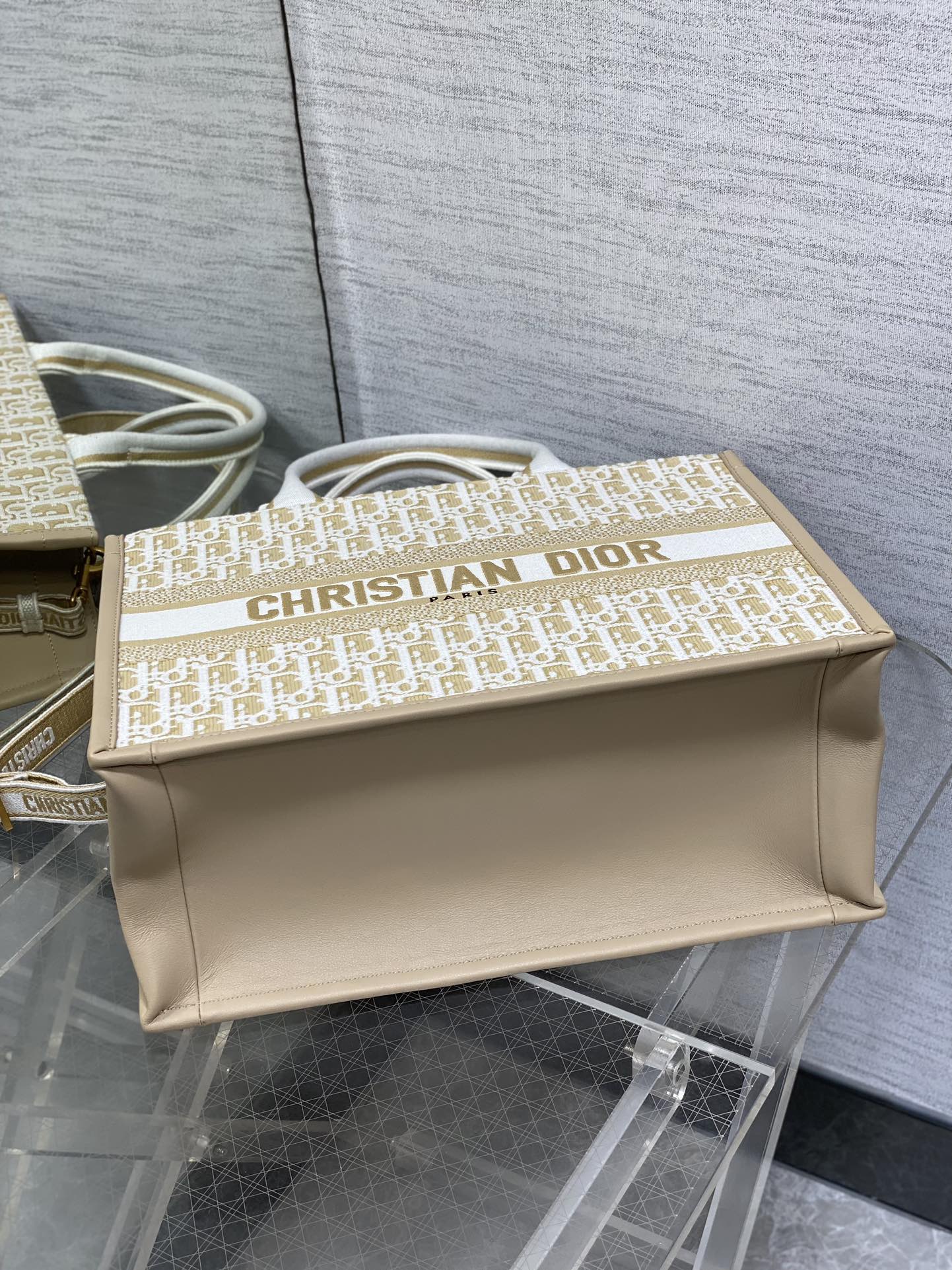中号现货‼️
Tote最新春夏系列，被种草了这个包，可以背的托特来了，既保留了包型的简洁，又兼具了大包的