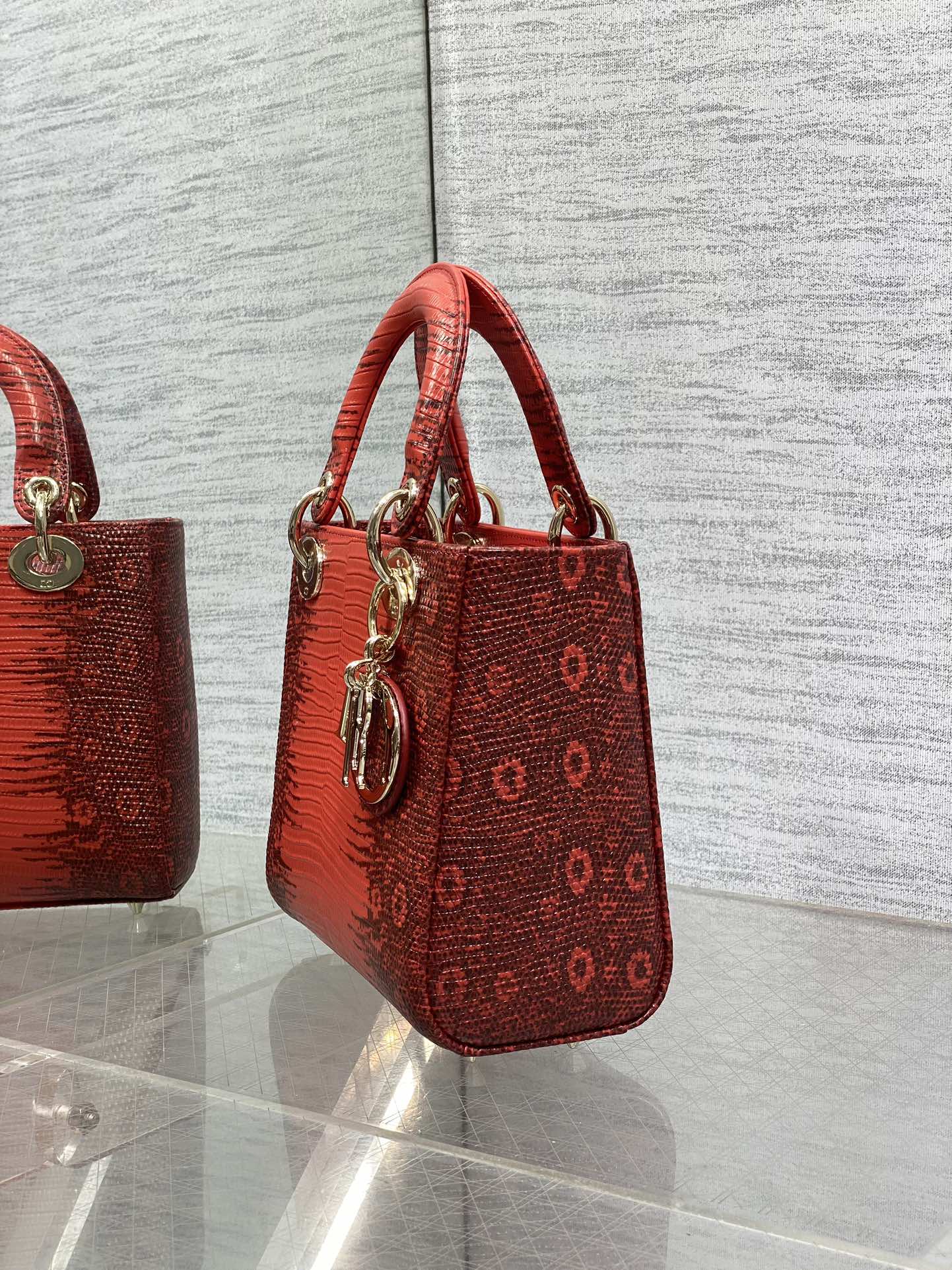 现货‼️
Lady戴妃四格珍稀蜥蜴纹闪亮登场，高雅又不失个性，非它莫属👏🏼，科普一下这是牛皮压蜥蜴纹🦎不