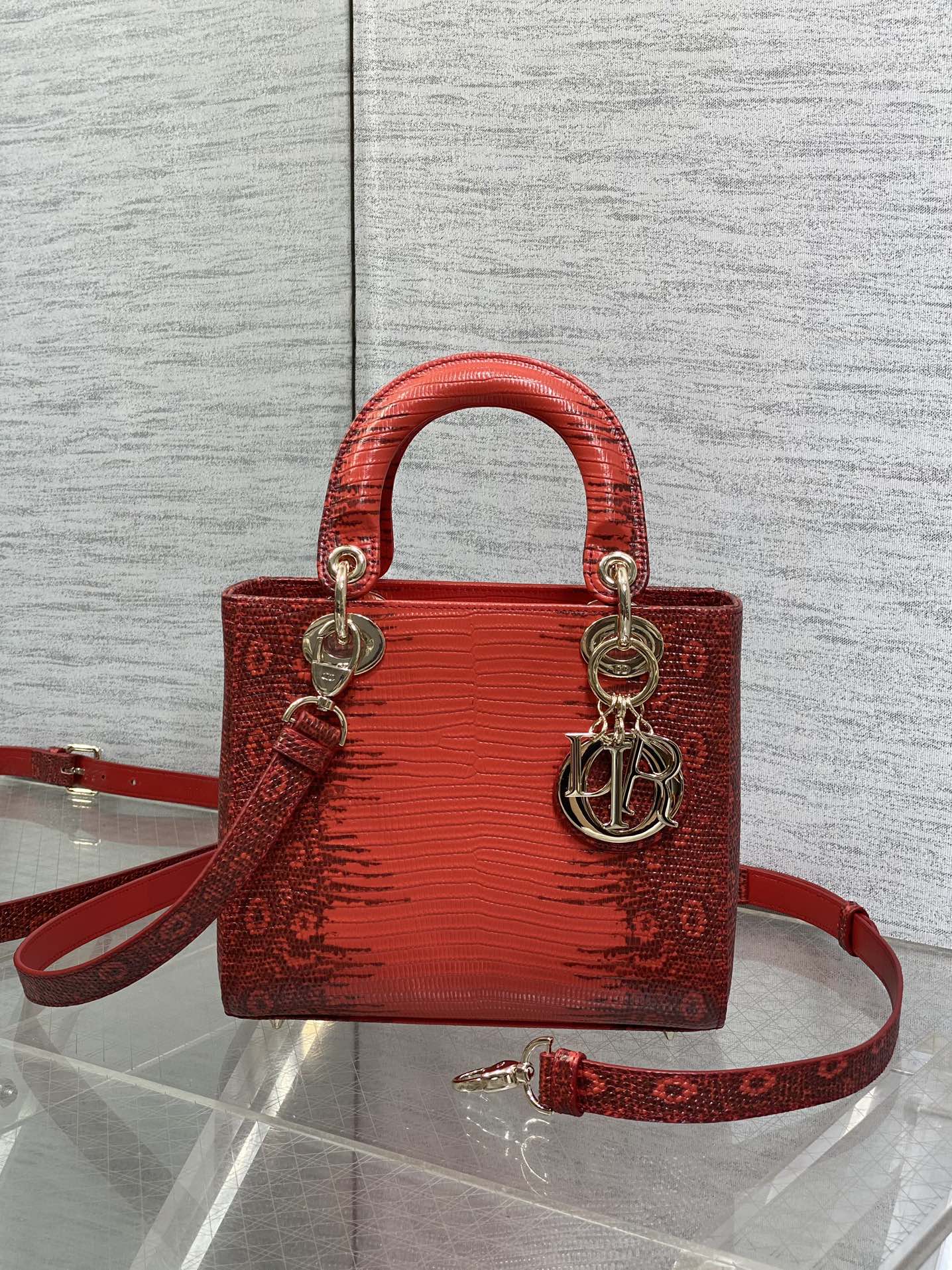 现货‼️
Lady戴妃四格珍稀蜥蜴纹闪亮登场，高雅又不失个性，非它莫属👏🏼，科普一下这是牛皮压蜥蜴纹🦎不