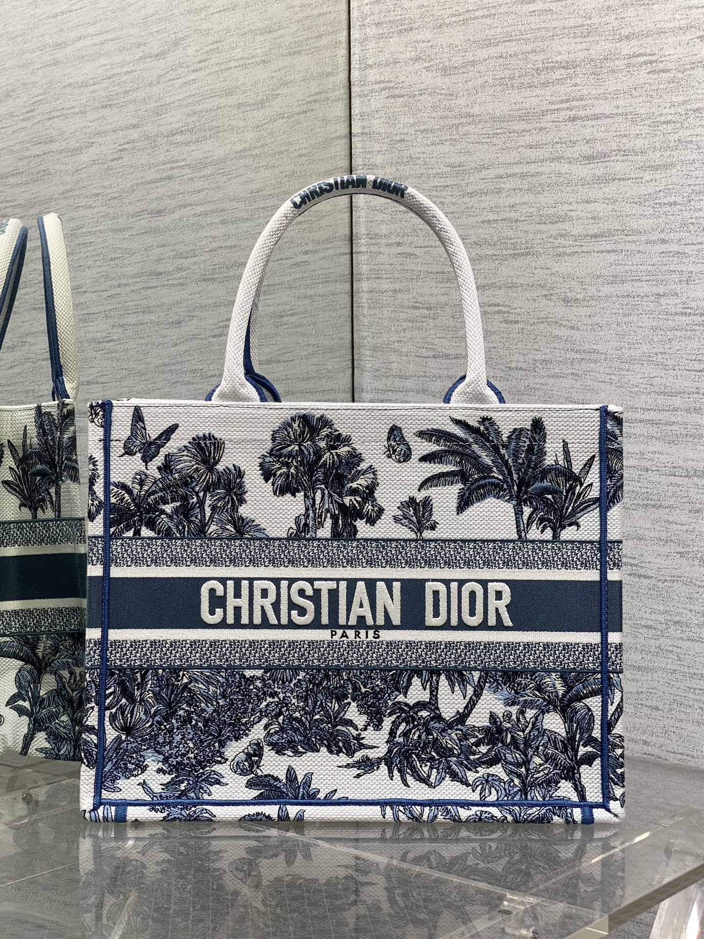 Tamaño mediano en stock‼ ️ La última serie de verano de Tote, con patrones de bordado de orquídeas y cocoteros, trae el…