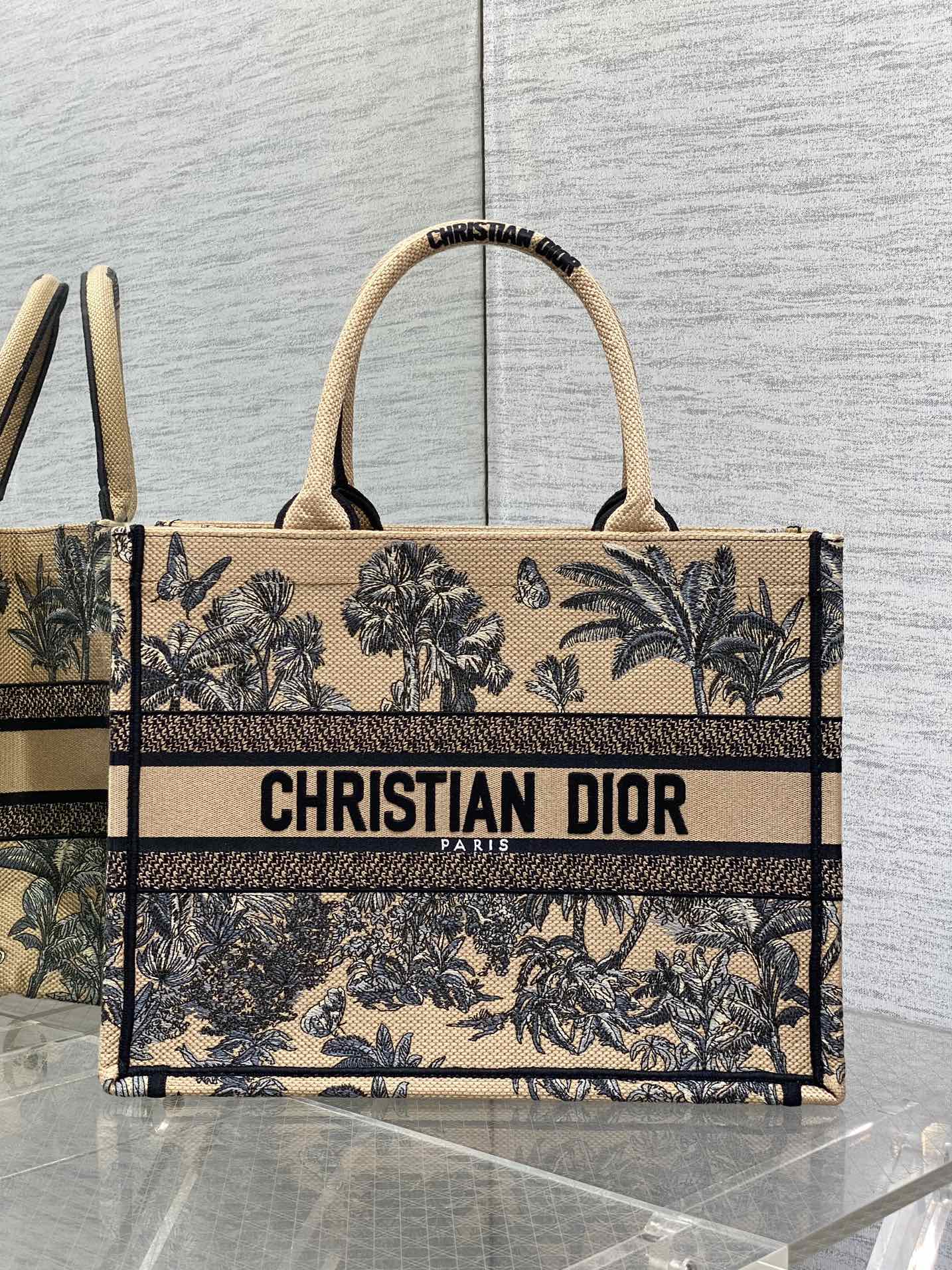 Tamaño mediano en stock‼ ️ La última serie de verano de Tote, patrones de bordado de cocoteros de albaricoque, se acerc…