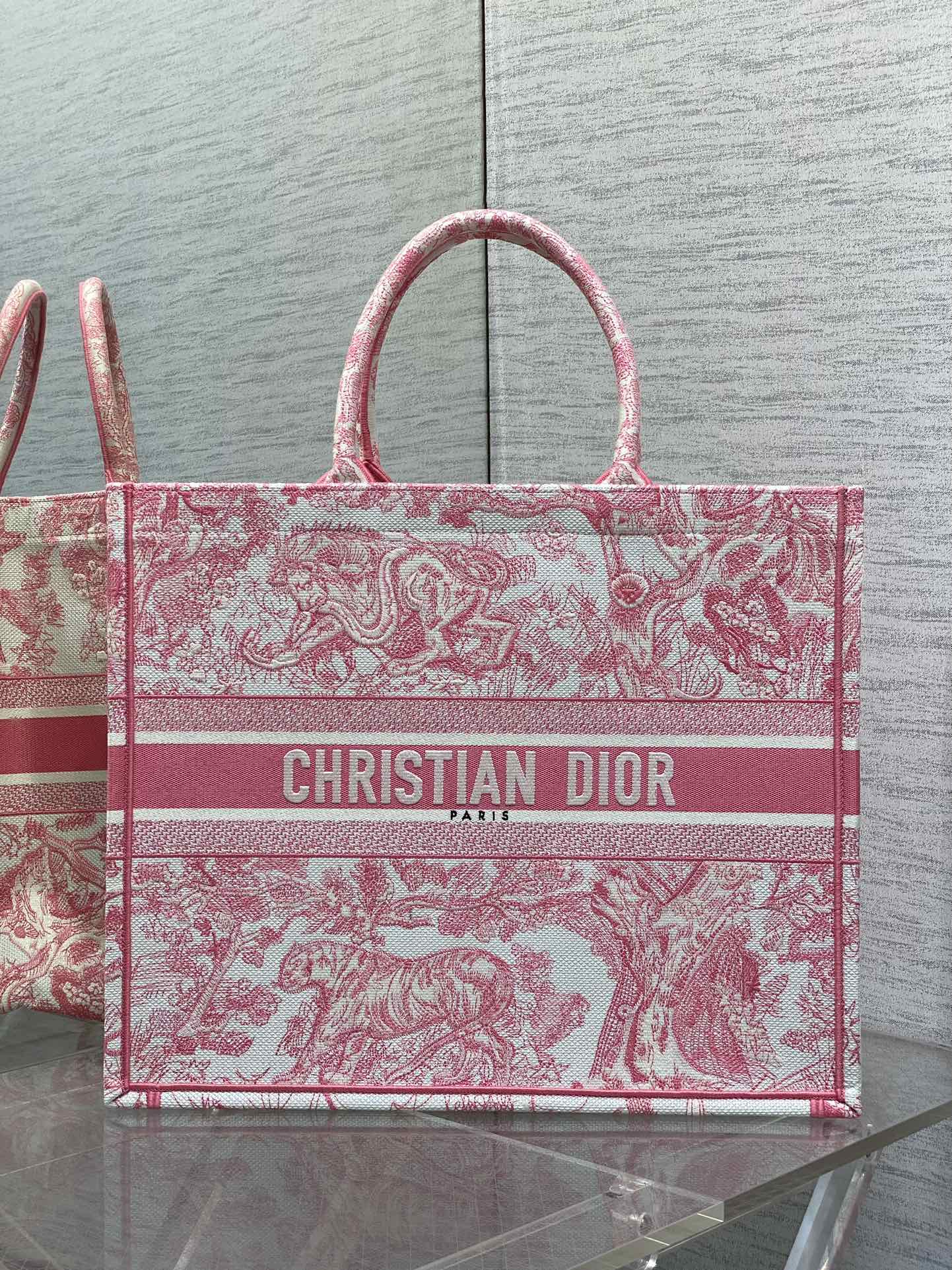 Dior Grand Tote brodé tigre rose clair bicolore sac cabas