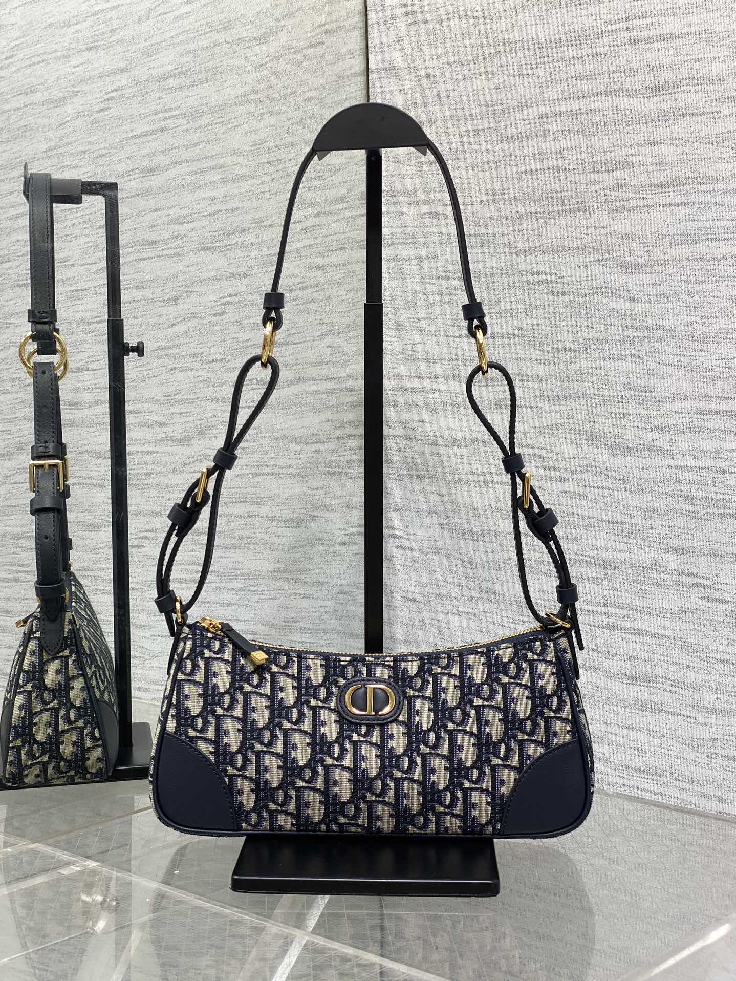 原厂皮现货‼️Oblique经典蓝色布这款 Cigale 迷你手袋以时尚精致的设计丰富30Montaig