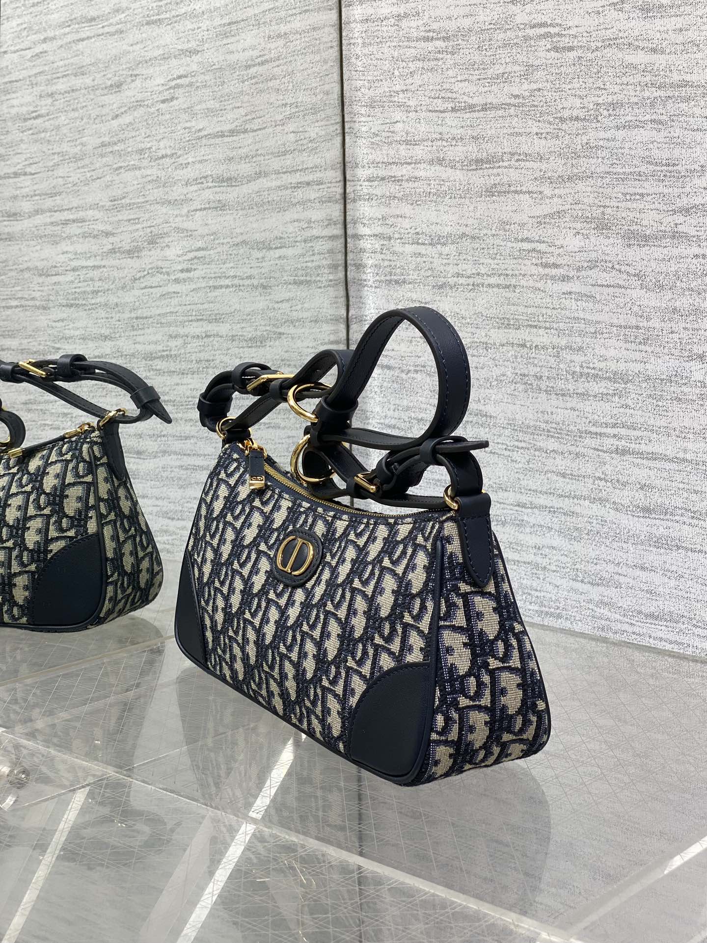 原厂皮现货‼️Oblique经典蓝色布这款 Cigale 迷你手袋以时尚精致的设计丰富30Montaig