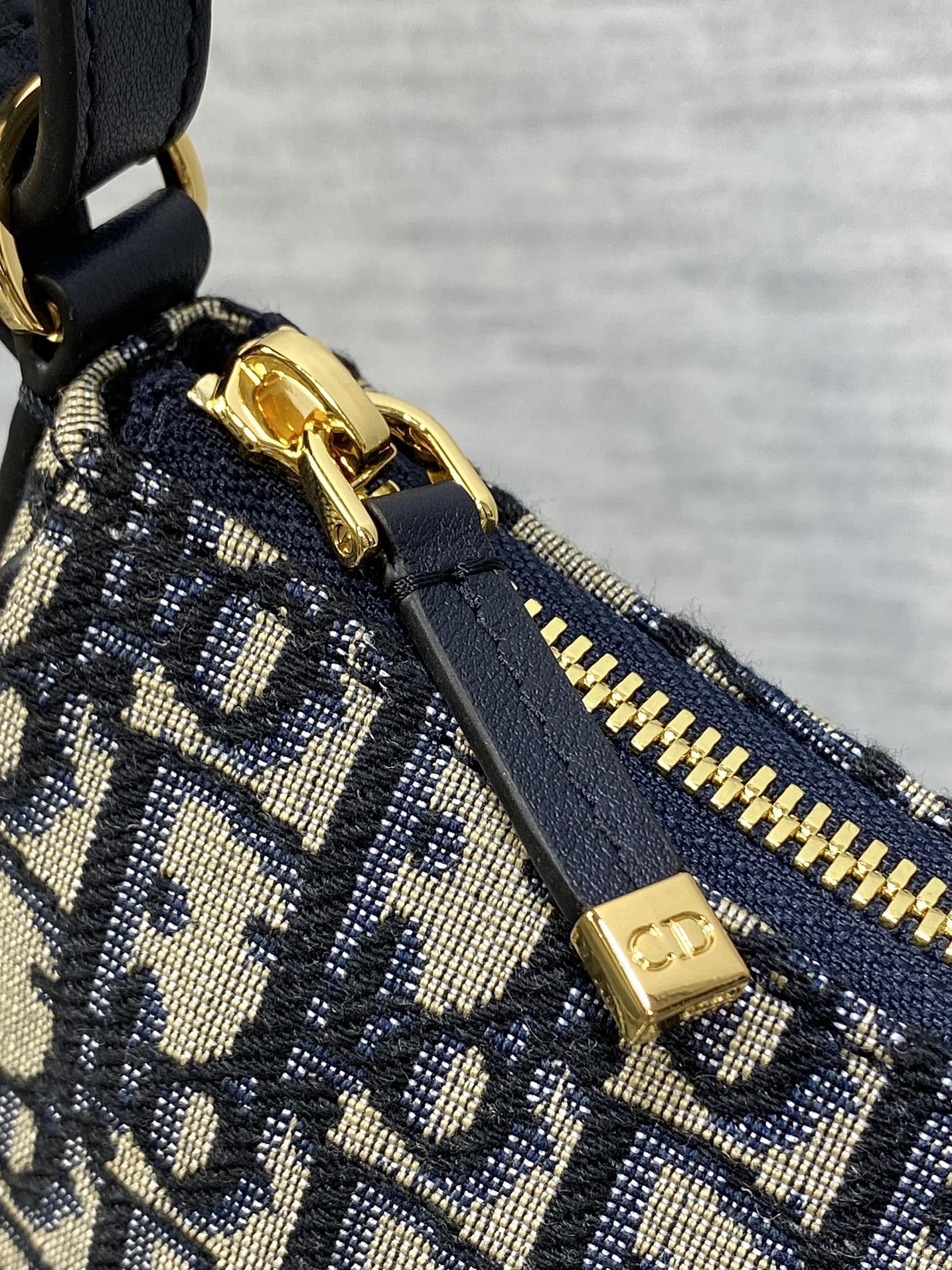 原厂皮现货‼️Oblique经典蓝色布这款 Cigale 迷你手袋以时尚精致的设计丰富30Montaig