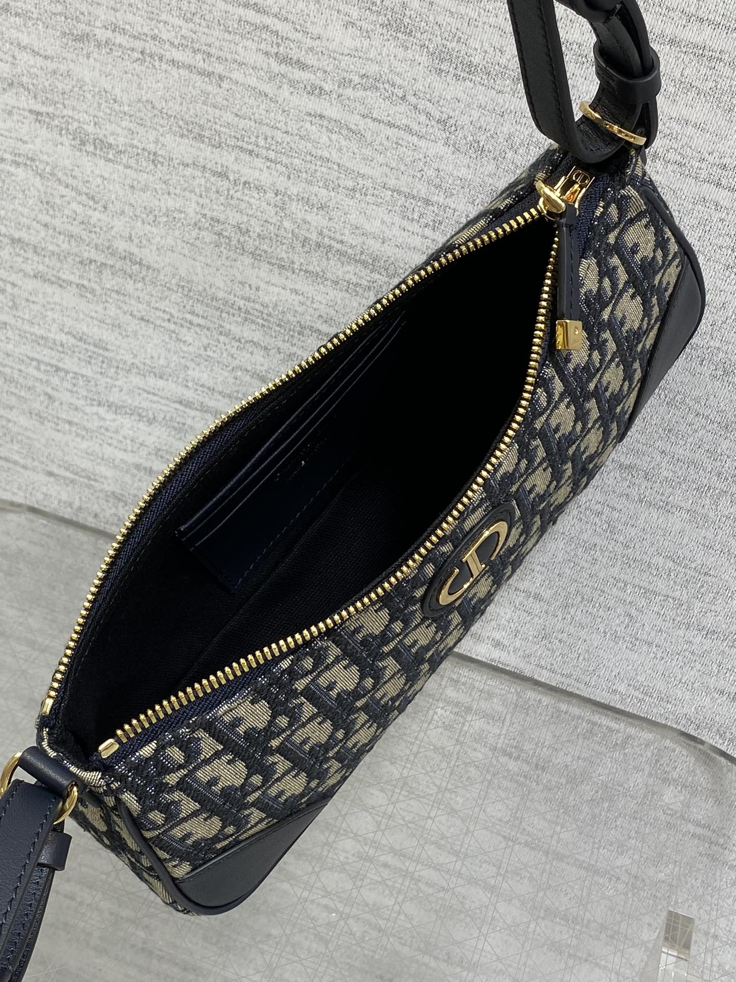 原厂皮现货‼️Oblique经典蓝色布这款 Cigale 迷你手袋以时尚精致的设计丰富30Montaig