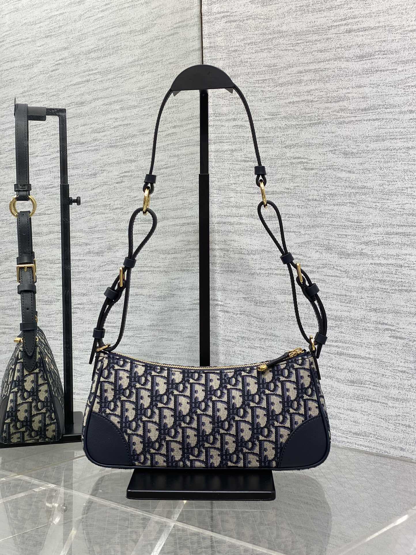 原厂皮现货‼️Oblique经典蓝色布这款 Cigale 迷你手袋以时尚精致的设计丰富30Montaig