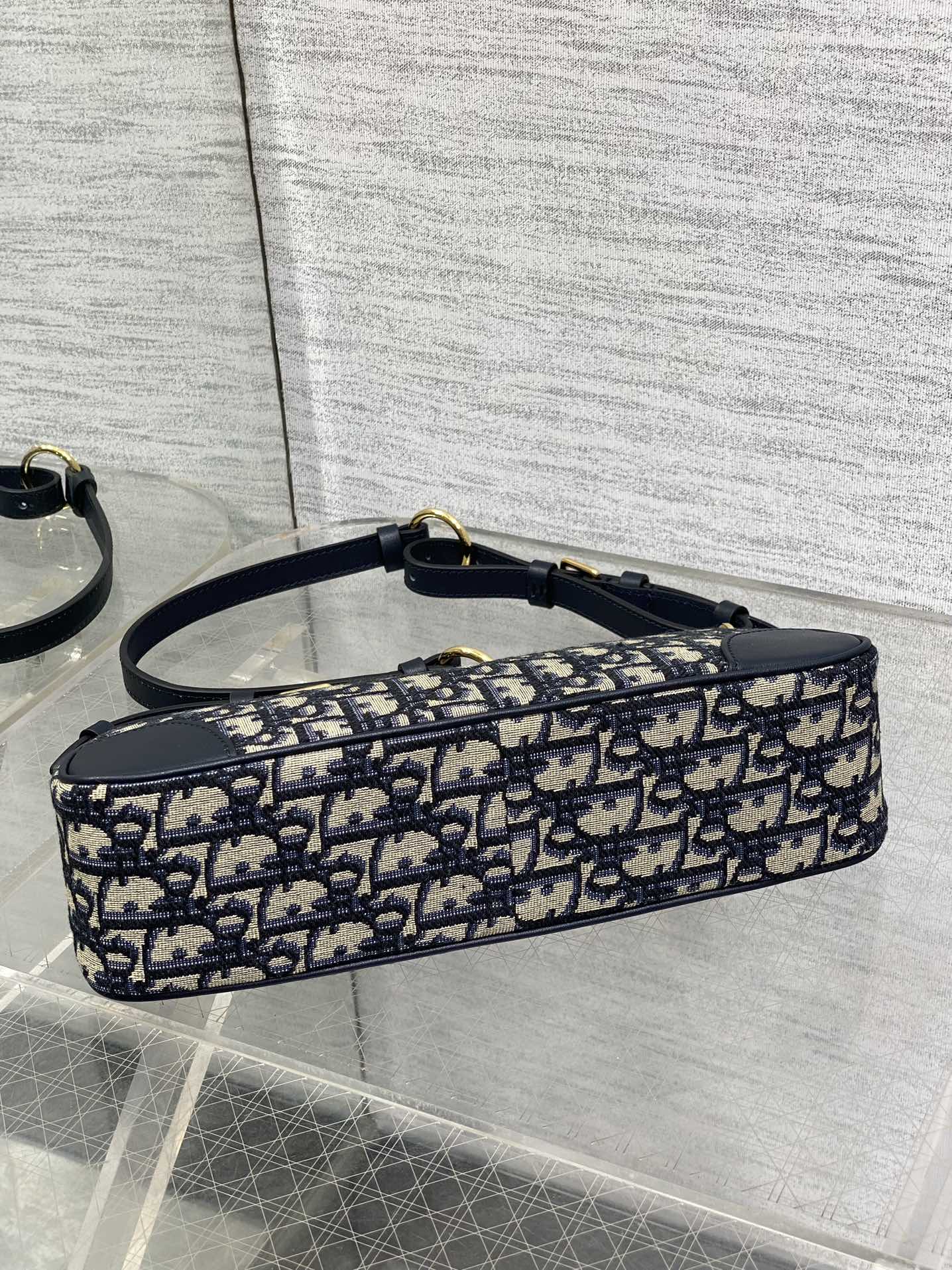 原厂皮现货‼️Oblique经典蓝色布这款 Cigale 迷你手袋以时尚精致的设计丰富30Montaig