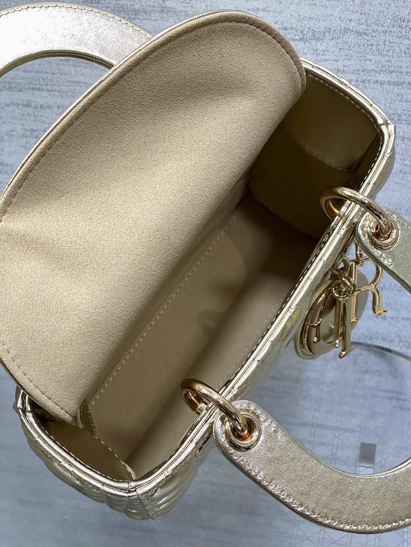 现货‼️Lady戴妃四格系列,经典的包形,甜美又不失优雅,春夏最新颜色,小清新风格🆕,搭配最新的字母肩带