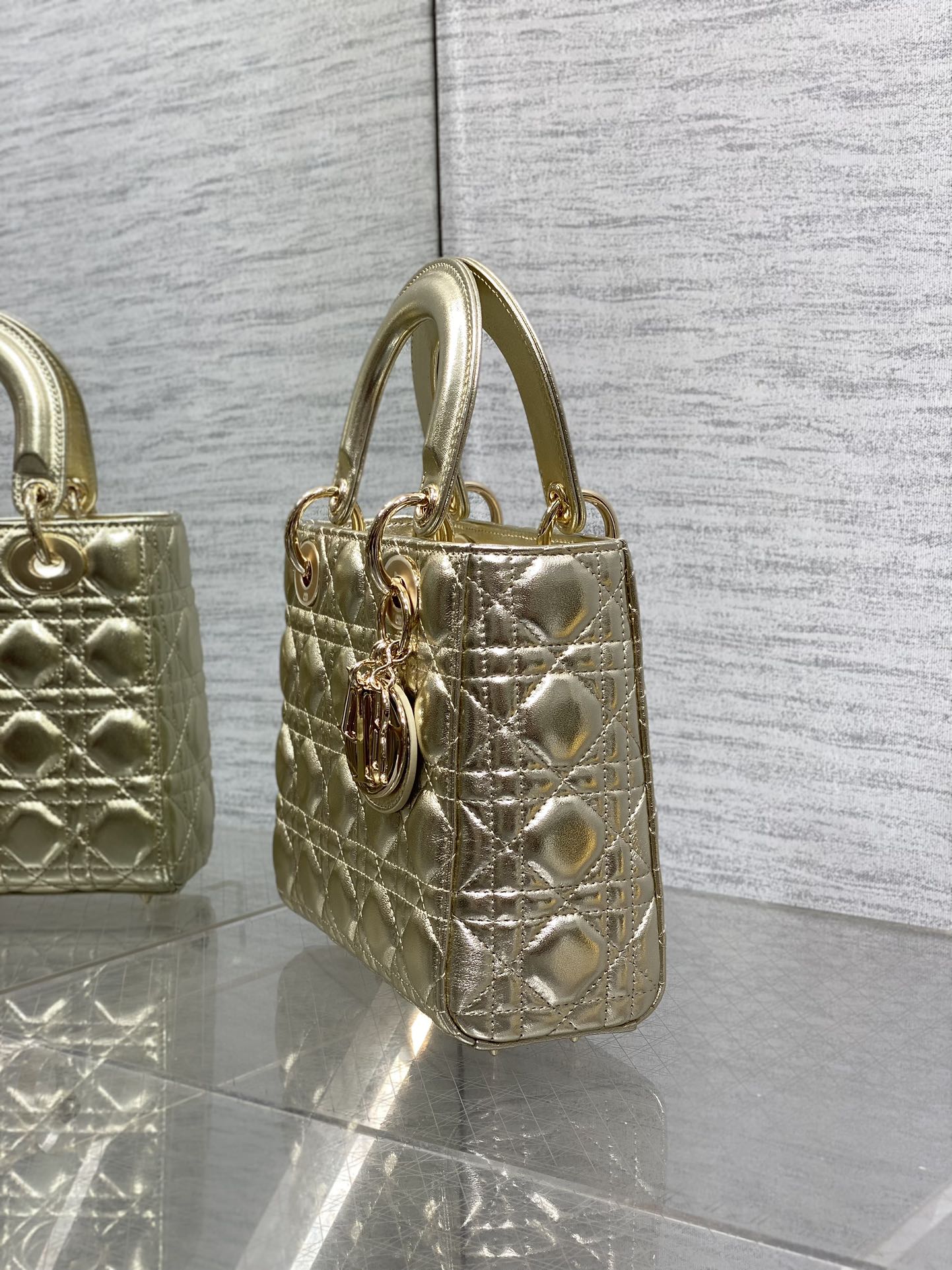 现货‼️Lady戴妃四格系列,经典的包形,甜美又不失优雅,春夏最新颜色,小清新风格🆕,搭配最新的字母肩带