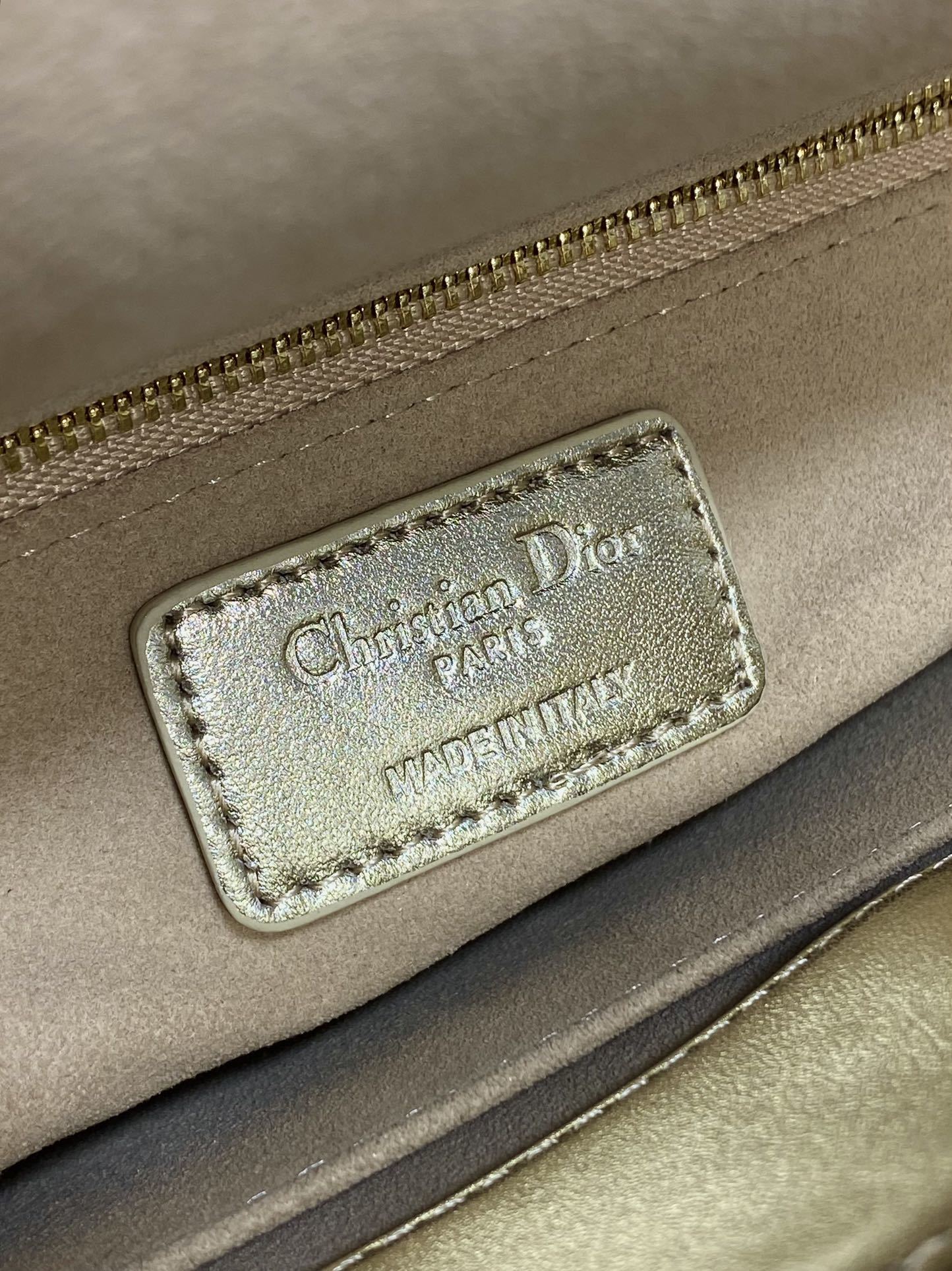 现货‼️Lady戴妃四格系列,经典的包形,甜美又不失优雅,春夏最新颜色,小清新风格🆕,搭配最新的字母肩带